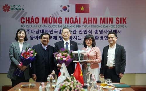 Tổng lãnh sự Hàn Quốc đến thăm và làm việc với Đại học Đông Á